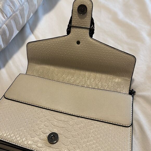 NWOT Beige Tiger Head Buckle Crossbody Bag in Beige with Black Buckle OS - Picture 10 of 14